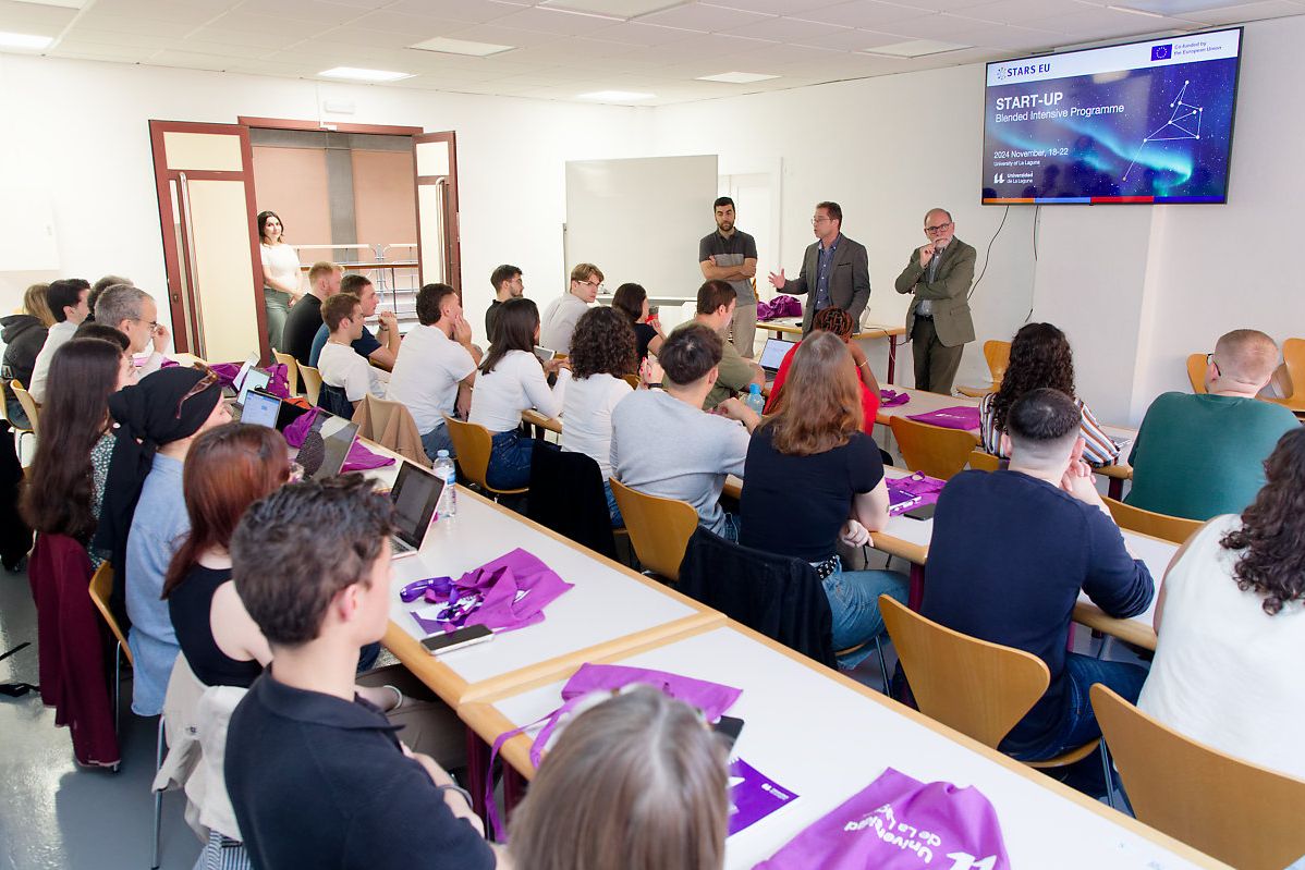 2024 STARS EU BIP Teneriffa Seminarraum mit Studierenden und Lehrenden.