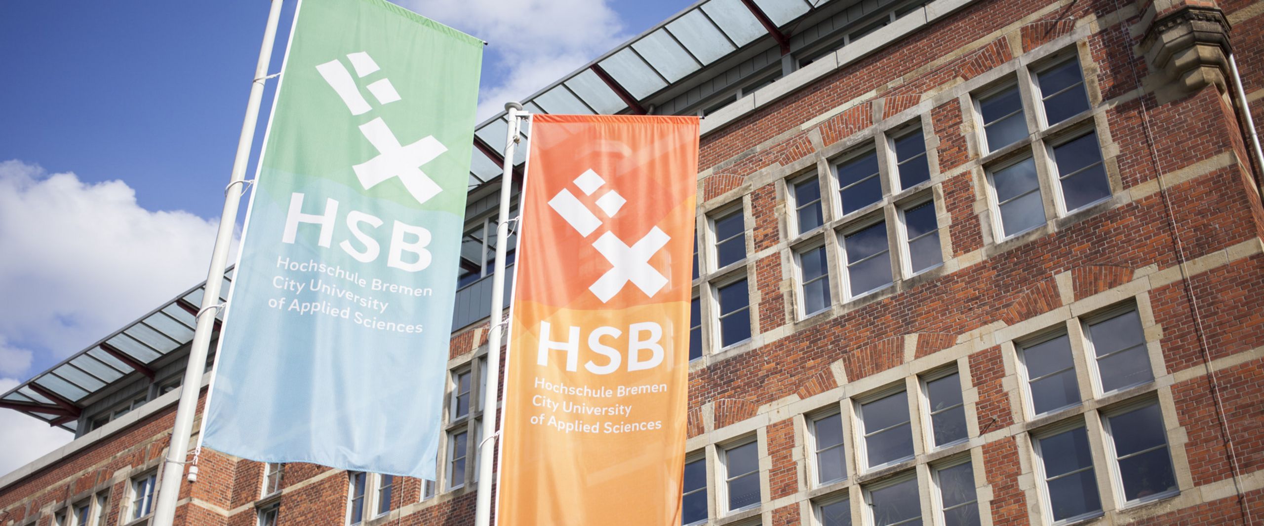 Hochschule Bremen mit Flaggen Flaggen vor dem M-Gebäude der HSB