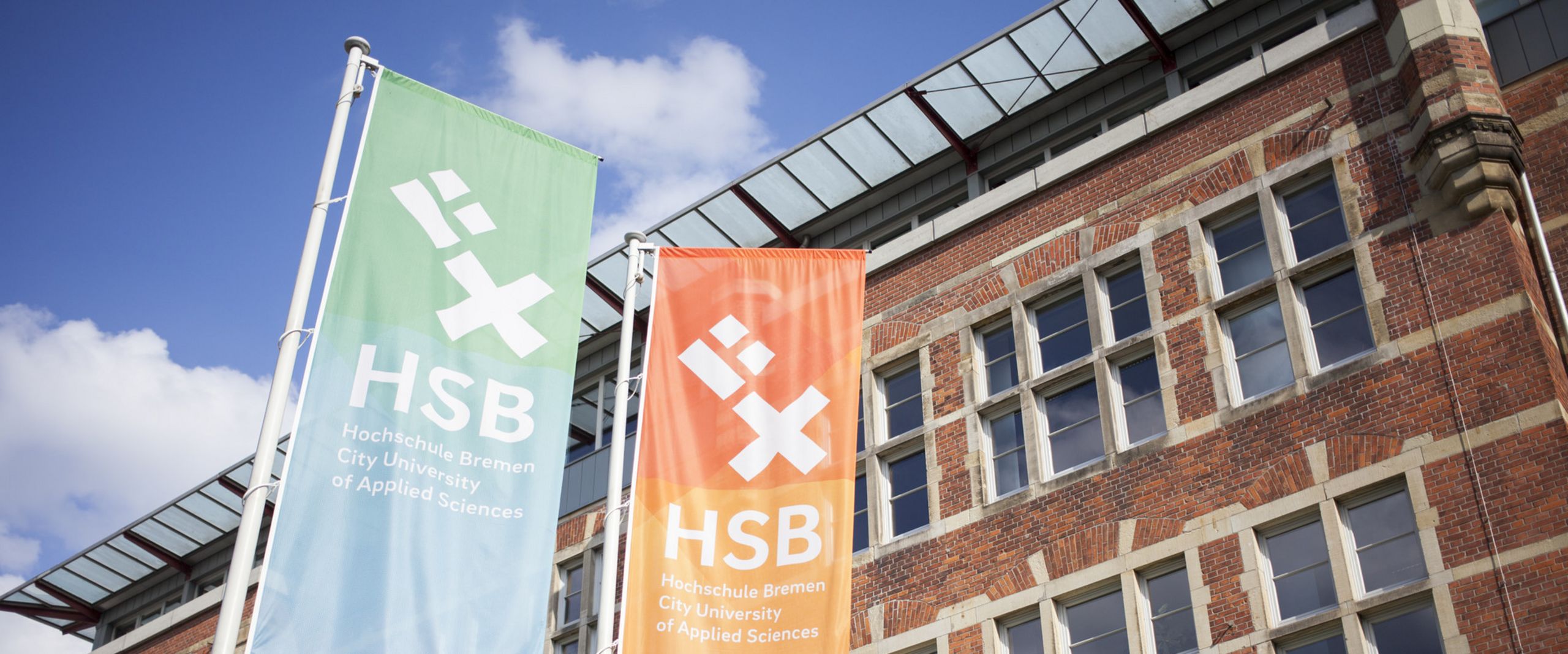 Hochschule Bremen mit Flaggen Flaggen vor dem M-Gebäude der HSB