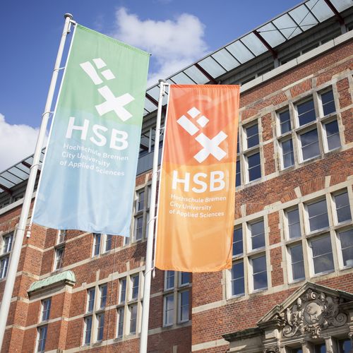 Flaggen vor dem M-Geb&auml;ude der HSB