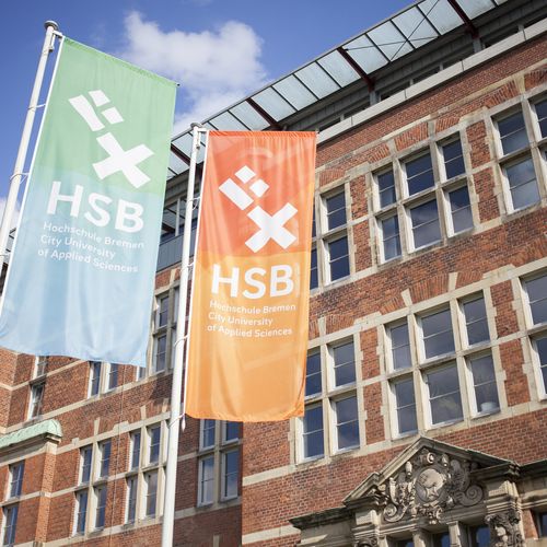 Flaggen vor dem M-Geb&auml;ude der HSB
