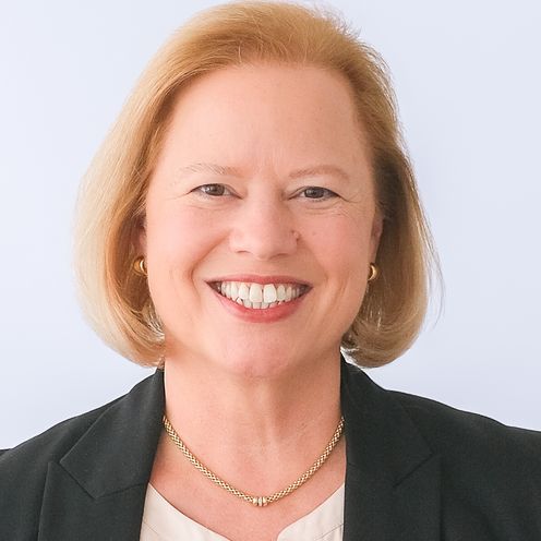 Auf dem Foto ist Wiebke Scharff-Rethfeldt zusehen. Sie hat kinnlanges blondes Haar und tr&auml;gt eine wei&szlig;e Bluse unter einem schwarzen Blazer. 