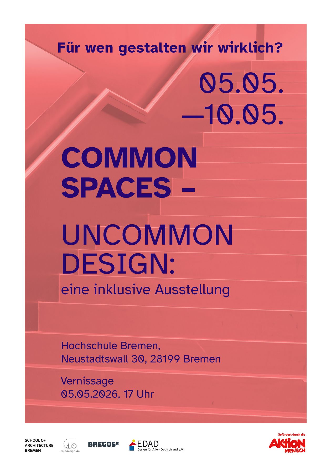 Ein minimalistisches, rot get&ouml;ntes Plakat zeigt eine Treppe als abstrakten Raum und bewirbt eine inklusive Designausstellung mit dem Titel &bdquo;Common Spaces &ndash; Uncommon Design&ldquo;. Es stellt die Frage, f&uuml;r wen Gestaltung eigentlich gedacht ist, und k&uuml;ndigt eine Ausstellung an der Hochschule Bremen im Mai 2026 an.