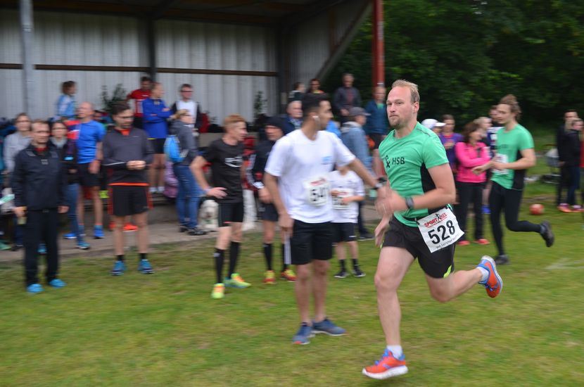 Ein L&auml;ufer mit der Nummer 528.