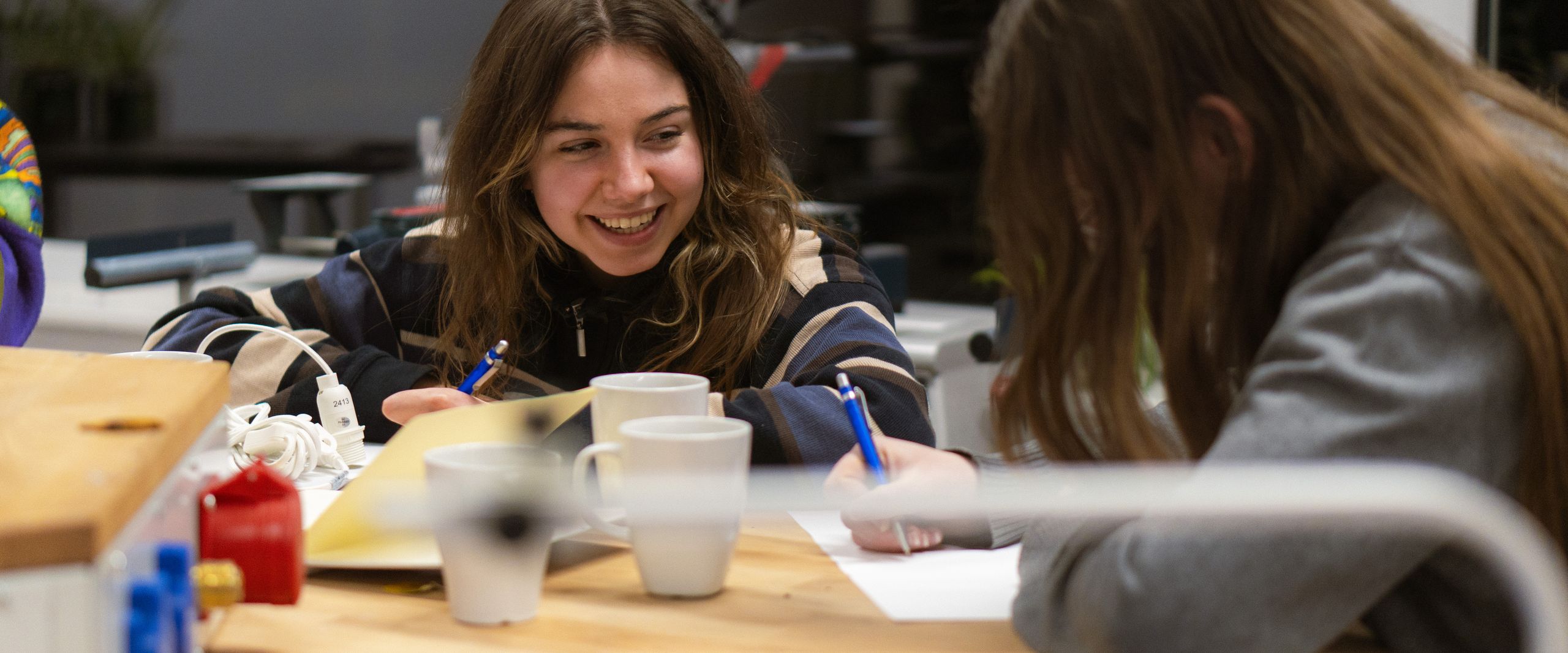 Studierende arbeiten im Makerspace