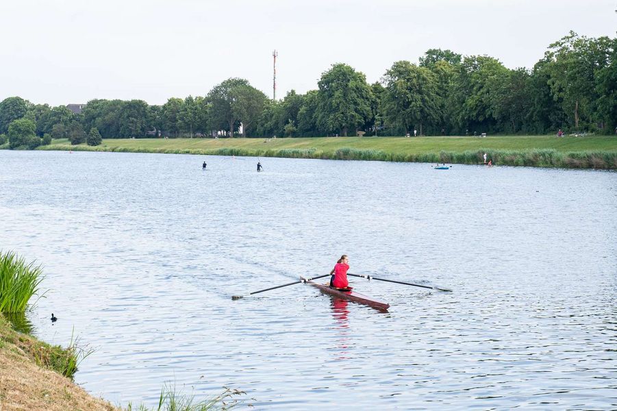 Ruderer Auf dem Bild ist eine Person in einem Ruderboot auf der Weser zusehen.