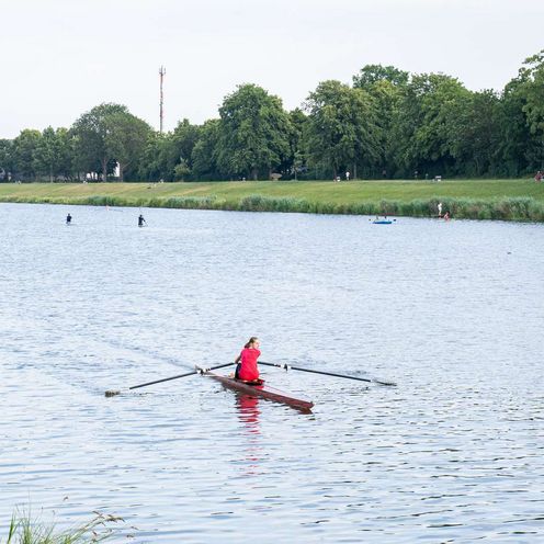 Auf dem Bild ist eine Person in einem Ruderboot auf der Weser zusehen. 