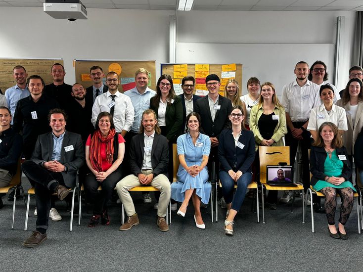 Das Bild ist ein Gruppenfoto mit allen beteiligten Personen des Planspiels. 