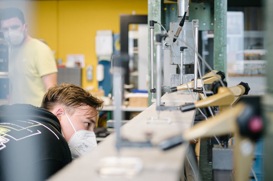 Student prüft eine Maschine im Traglast-Labor