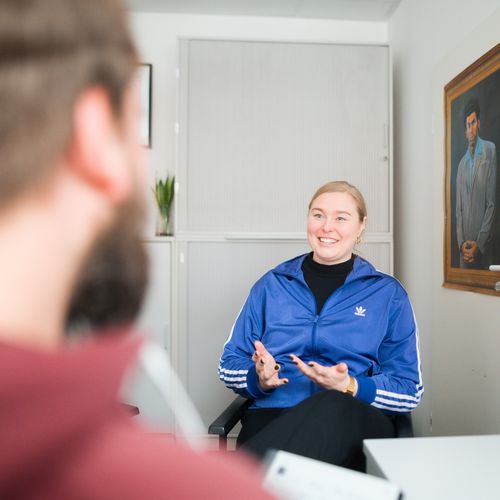 Junge Frau im Interview