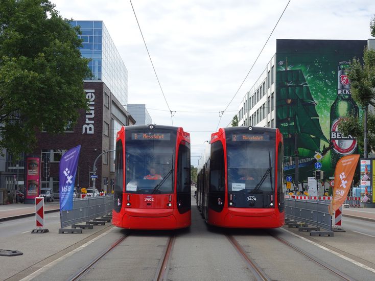 Zwei Straßenbahnen fahren über eine Brücke