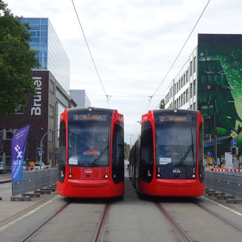 Zwei Stra&szlig;enbahnen fahren &uuml;ber eine Br&uuml;cke