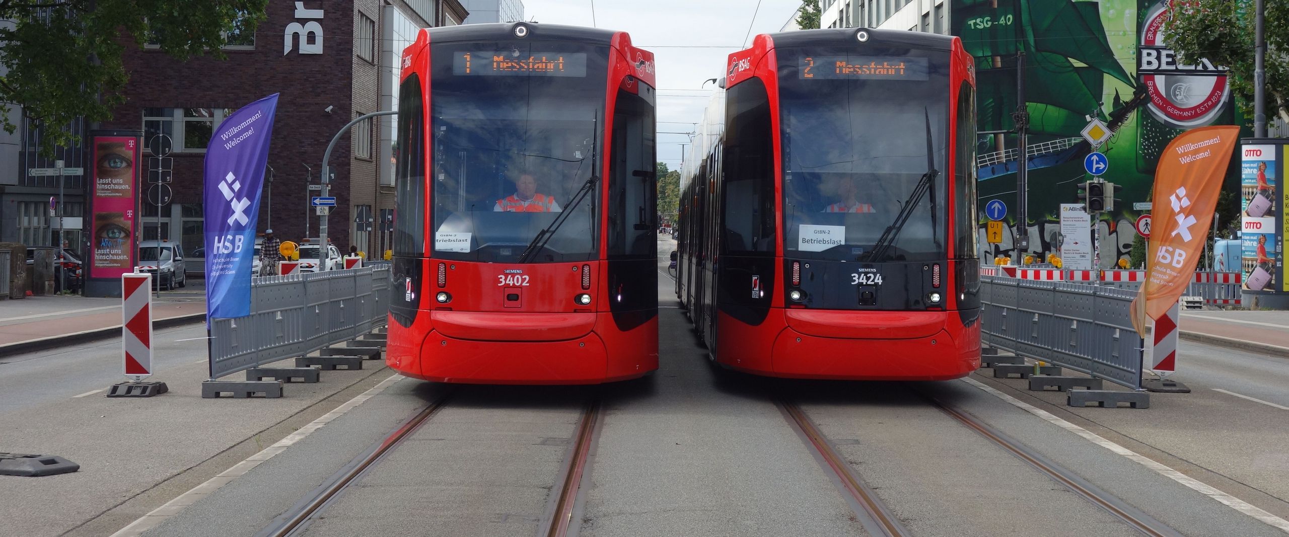 Zwei Straßenbahnen fahren über eine Brücke