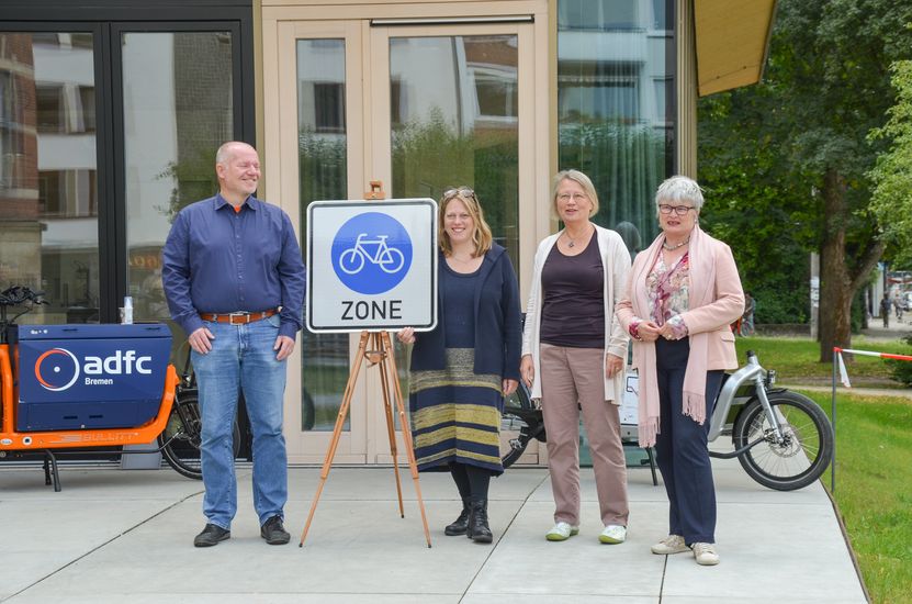 4 Personen vor Repaircafe mit Schild Fahrradzone