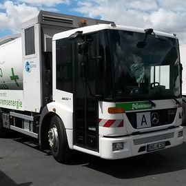 Hybrid Abfallsammelfahrzeug auf dem Entsorgungshof