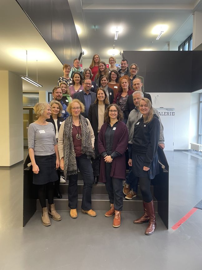 Alumni Regionaltagung Nord am 27.2.2024 an der HSB Teilnehmende der Alumni Tagung am 27.2.24, ca 25 Personen auf der Treppe im AB Gebäude am Neustadtswall