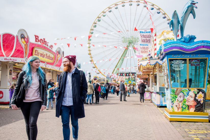 Zwei Studierende schlendern über die Osterwiesenkirmes.