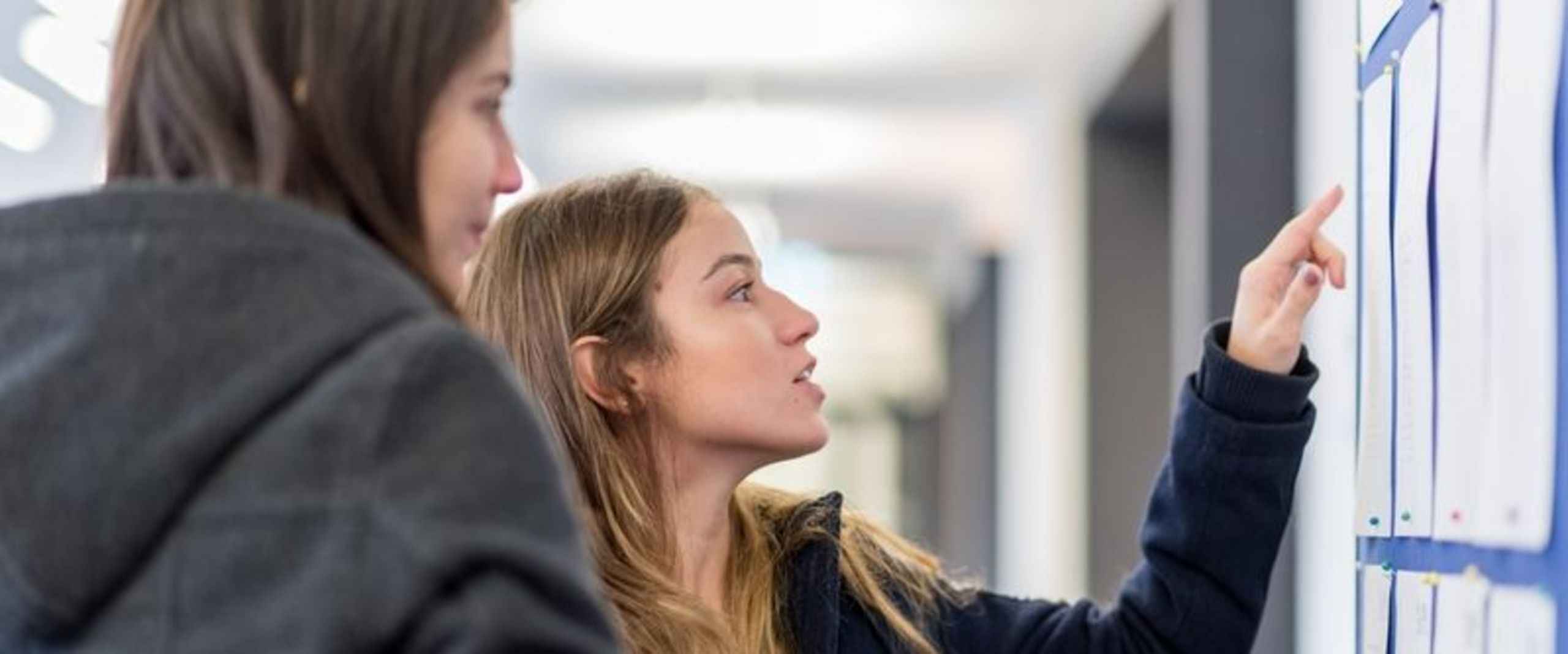 2 Studentinnen vor einer Metaplanwand