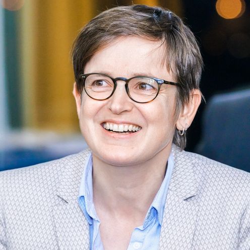 Britta L&uuml;der bei Event Karriereweg FH-Professur, sie blickt an der Kamera vorbei, freudiger Gesichtsausdruck.