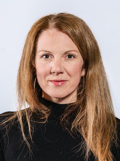 Auf dem Foto ist Lena Marie Wirth zusehen. Sie hat lange blonde Haare und trägt einen dünnen schwarzen Rollkragenpullover. 