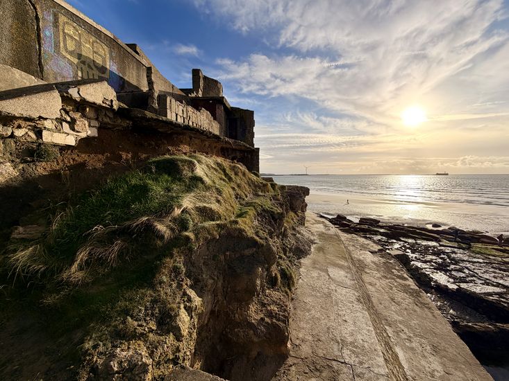 Bunkerruine im Sonnenuntergang