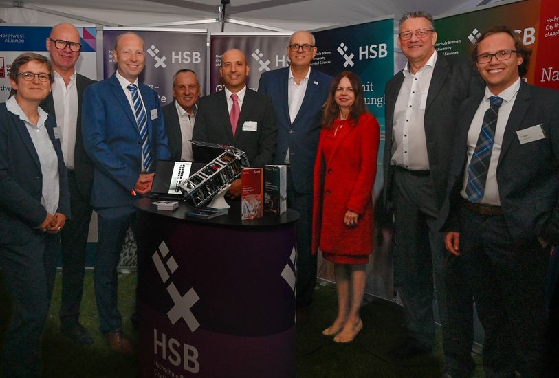 Gruppenfoto im HSB-Pavillon beim Sommerfest der Landervertretung.
