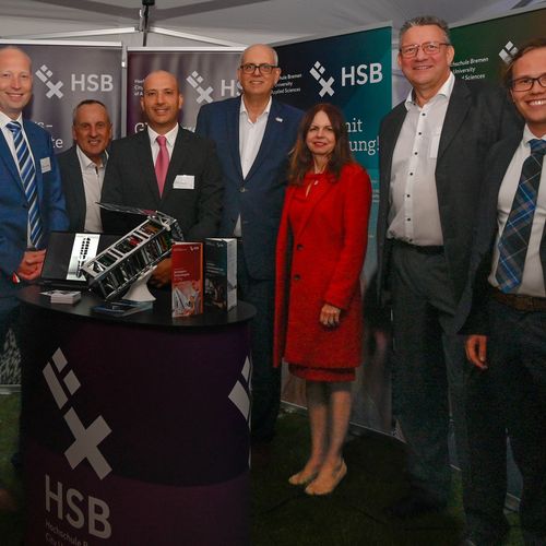 Gruppenfoto im HSB-Pavillon beim Sommerfest der Landervertretung.