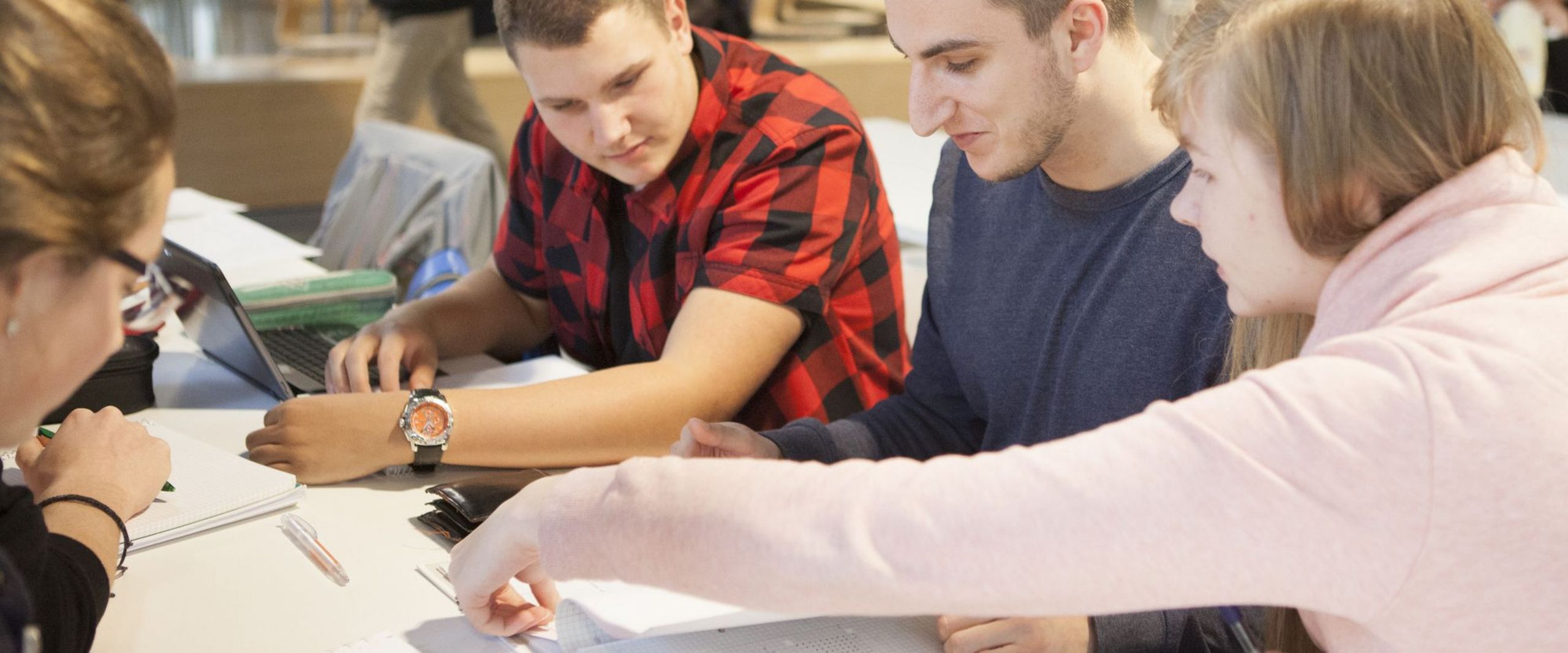 Eine Gruppe Studierender lernt gemeinsam in der Mensa.