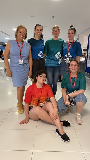 Studierende mit Professorin auf einem Kongress f&uuml;r Logop&auml;die