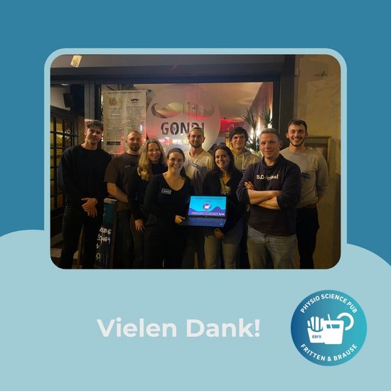 Das Oganisationsteam des Sciencepub h&auml;lt ihr Logo in die Kamera und posiert gemeinsam vor dem Veranstaltungsort.