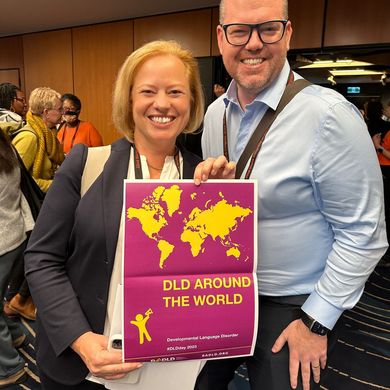 Wiebke Scharff Rethfeldt und Shaun Ziegenfusz von RADLD halten das Poster zum Welttag der SES in die Kamera.