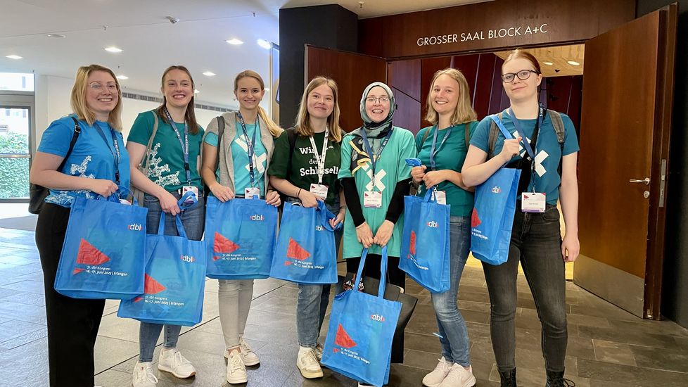 Studierende auf dem dbl Kongress in HSB T-Shirts